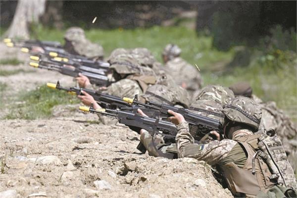 جنود أوكرانيون خلال تدريبات   