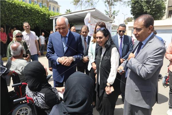 محافظ الجيزة يسلم 57 موتوسيكل مجهز طبيًا و كرسي كهربائي لذوي الهمم