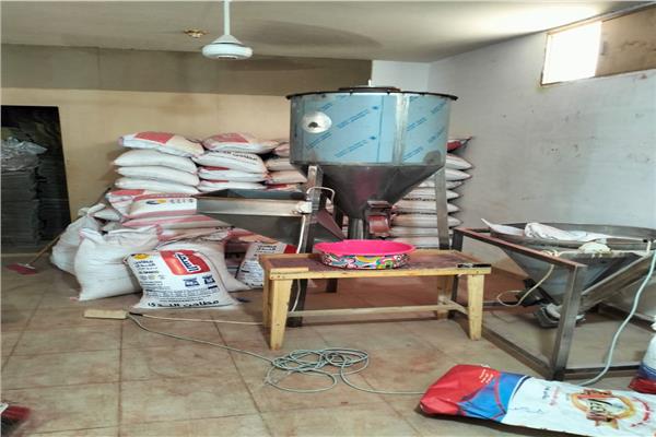 نائب محافظ الغربية يقود حملة تموينية مكبرة لضبط مصنع للمواد الغذائية المجهولة بقطور 
