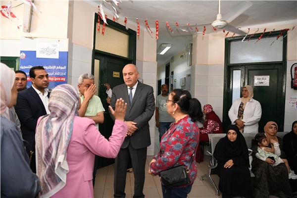 محافظ قنا يتابع فعاليات حملة حقك تنظمي