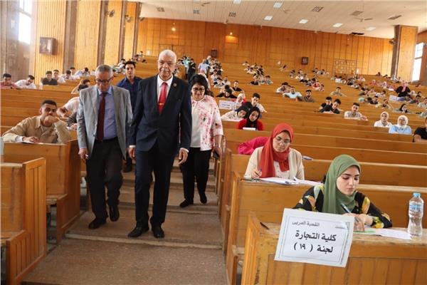 الدكتور أحمد القاصد رئيس جامعة بالمنوفية بتفقد لجان  امتحانات