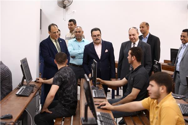 الدكتور محمد الشربيني خلال تفقده سير العمل بلجان الامتحانات