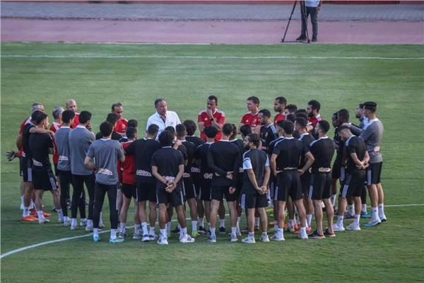 الخطيب مع لاعبي الأهلي