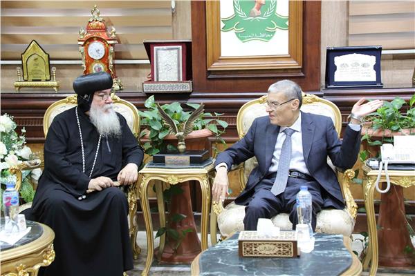 اللواء أسامة القاضي محافظ المنيا والأنبا مكاريوس