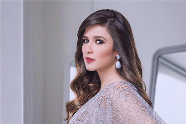 الفنانة ياسمين عبد العزيز