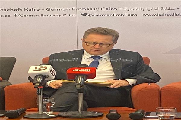 السفير الألماني خلال المؤتمر الصحفي