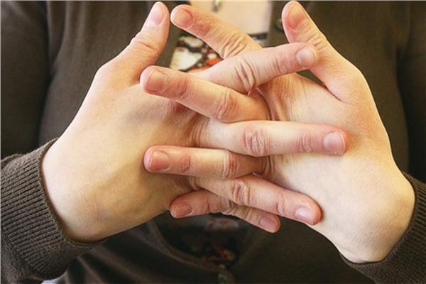 تعرف على خطر طرقعة صوابع اليد
