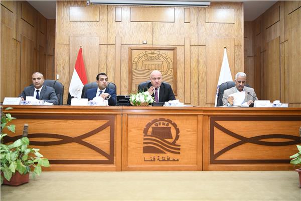 بحضور أعضاء مجلس النواب .. محافظ قنا يترأس اجتماع المجلس التنفيذي 