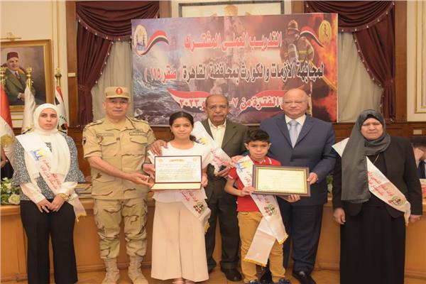 قوات الدفاع الشعبى والعسكرى أثناء تكريم أسر الشهداء 