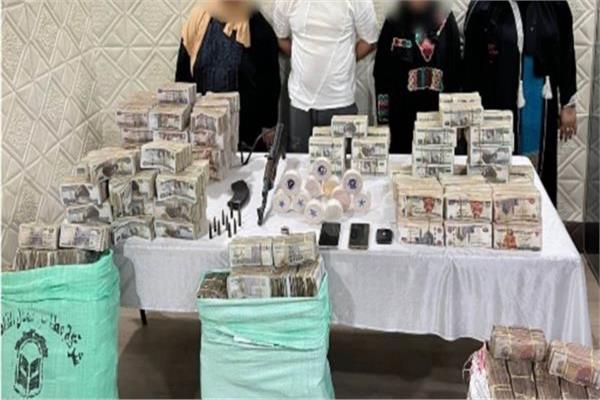 المتهمين وبحوزتهما المضبوطات