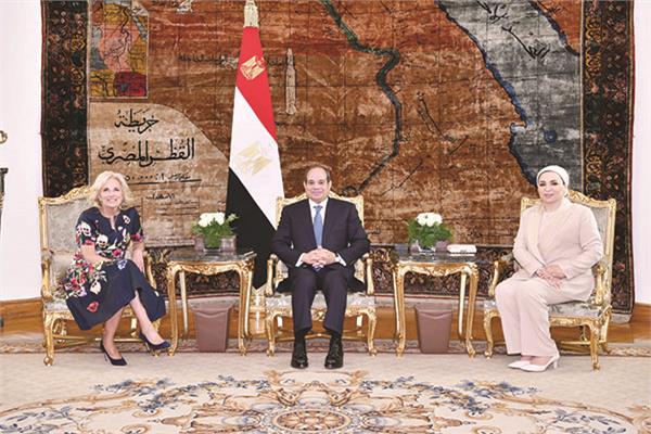 الرئيس عبد الفتاح السيسي والسيدة قرينته خلال استقبالهما جل بايدن