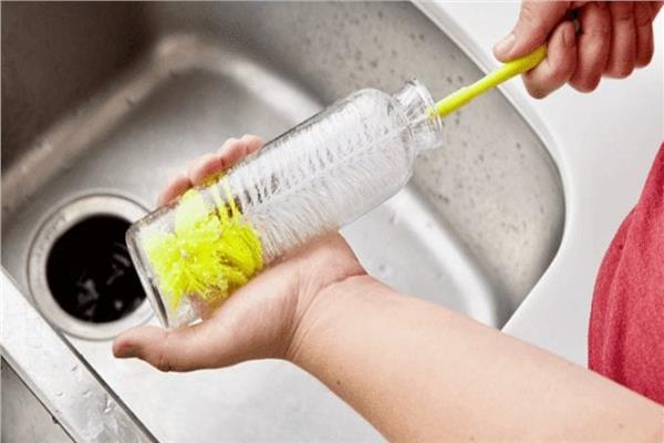 تنظيف زجاجة المياه القابلة لإعادة الاستخدام 
