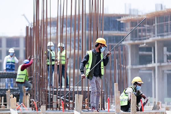 العامل المصرى بطل معركة البناء
