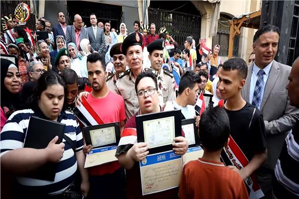 قيادات إدارة التجنيد يلتقطون صورة تذكارية برفقة ذوي الهمم
