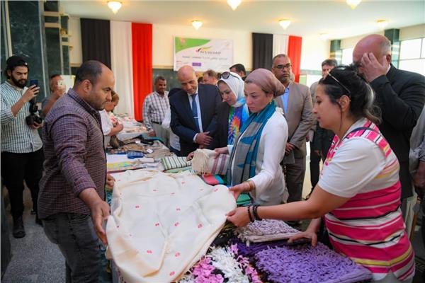 وزيرة البيئة خلال تفقد معرض لإعادة تدوير المخلفات