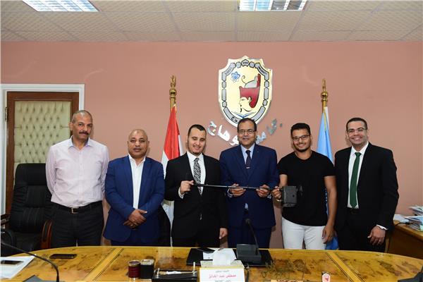 تسليم عصا إلكترونية للعربي نعمان المعيد بقسم الإعلام