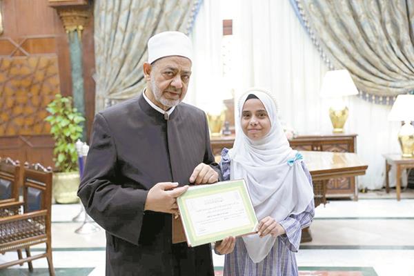 د. أحمد الطيب يكرم إحدى الفائزات