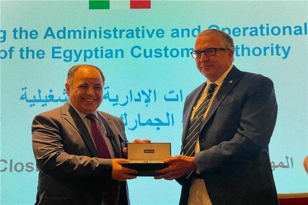 وزير المالية خلال  ختام مشروع التوأمة المؤسسية مع الجمارك الإيطالية