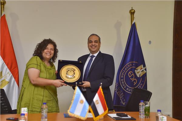 رئيس هيئة الدواء المصرية يلتقي وزيرة صحة الأرجنتين