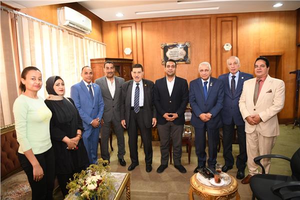 نائب محافظ قنا يستقبل وفد الإتحاد التعاونى الاسكانى المركزى