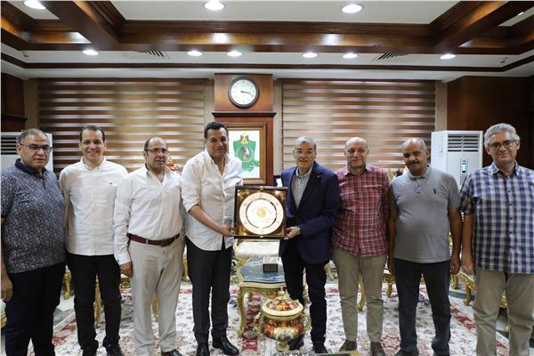 محافظ المنيا يستقبل أعضاء الغرفة التجارية للتهنئة باستئناف مهام عمله 