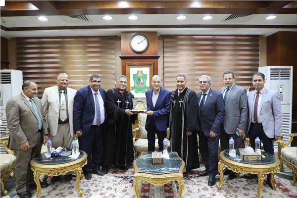  محافظ المنيا يستقبل وفد مجمع مشيخة المنيا الإنجيلي للتهنئة باستئناف عمله  