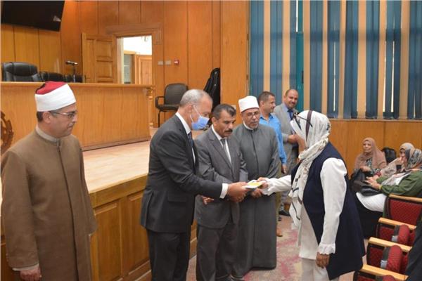 محافظ القليوبية مع احد  حجاج الجمعيات الأهلية