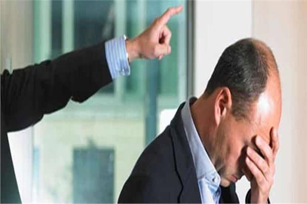 إقالة موظف من عمله والسبب «6 ساعات راحة في الحمام» 