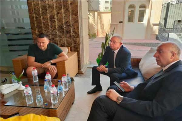 سكرتير عام المحافظة يقدم واجب العزاء لوالد الشاب الروسي
