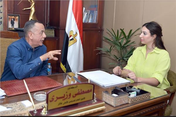 د.مصطفى وزيري مع محررة بوابة أخبار اليوم  