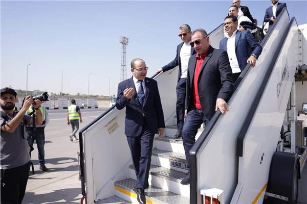 الكابتن محمود الخطيب وبعثة الأهلي أثناء وصولهم مطار القاهرة بعد الفوز بكأس أبطال افريقيا