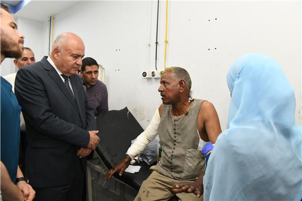 اللواء أشرف الداودي محافظ قنا خلال الأطمئنان علي ضحايا الحادث