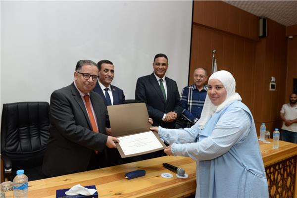  تسليم شهادات محو الامية
