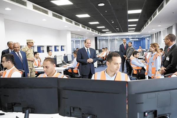 الرئيس عبدالفتاح السيسى خلال تفقده وحدات التحكم الإليكترونى فى الميناء