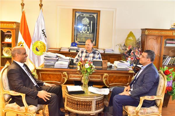 محافظ أسيوط خلال لقائه بمسئولي المالية