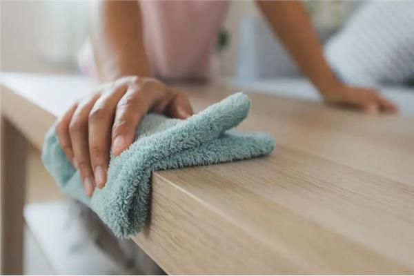 لربة المنزل.. متى يجب استخدام قطعة قماش من الألياف بدلاً من المناديل الورقية