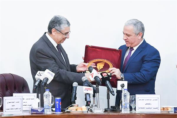 المهندس عبدالصادق الشوربجي، يهدى درع الهيئة للدكتور محمد شاكر