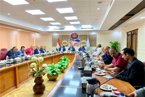 محافظ مطروح ونائب وزير الإسكان خلال اللقاء