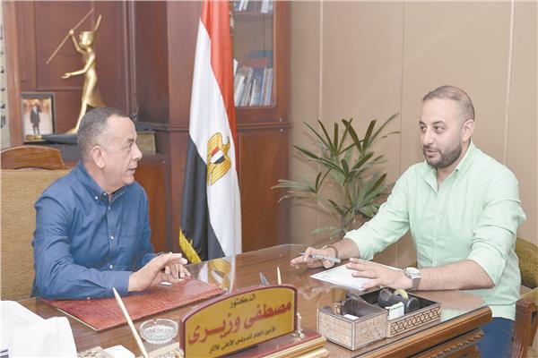 د.مصطفى وزيرى خلال حواره مع محرر «الأخبار»