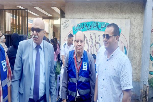 توزيع اقلام ومياه معدنية وعصائر علي طلاب الثانوية العامة بادارة مصر القديمة