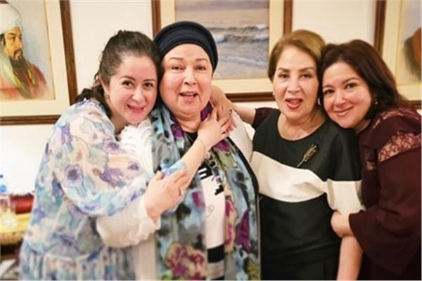 نورا مع شقيقتها بوسي وابنتيها سارة ومي