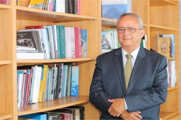 الدكتور أحمد زايد مدير مكتبة الإسكندرية