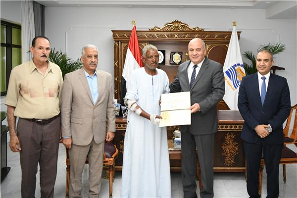 اللواء أشرف الداودي محافظ قنا يكرم بطل حادث حريق محطة وقود المعنا