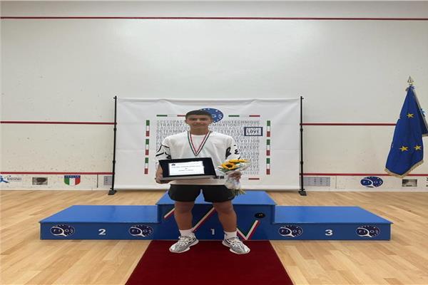 على عزت لاعب الاسكواش المصرى