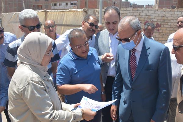 اللواء عبد الحميد الهجان محافظ القليوبية خلال جولة تفقدية