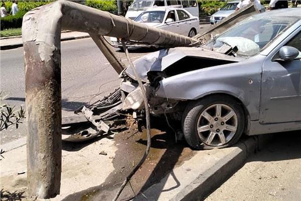 حادث تصادم سيارة بعمود اناره