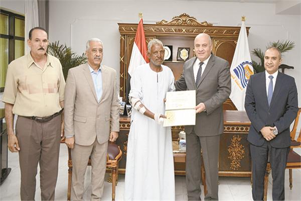 محافظ قنا خلال تكريم فتحى كمال عباس