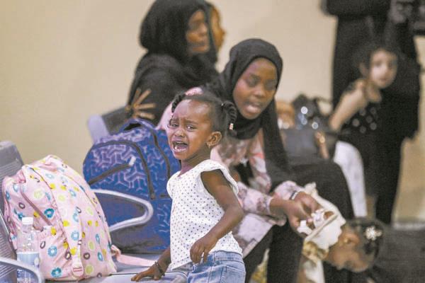 سودانيون يصلون مطار بغداد فرارا من الحرب  