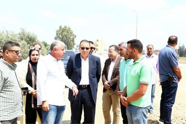 الدكتور ممدوح غراب محافظ الشرقية خلال الجولة 
