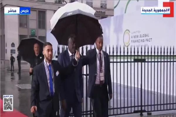 توافد القادة المشاركين في القمة الدولية لميثاق التمويل العالمي الجديد